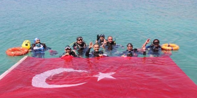 Deniz'de 30 metrelik Türk bayrağı açıp, temizlik yaptılar