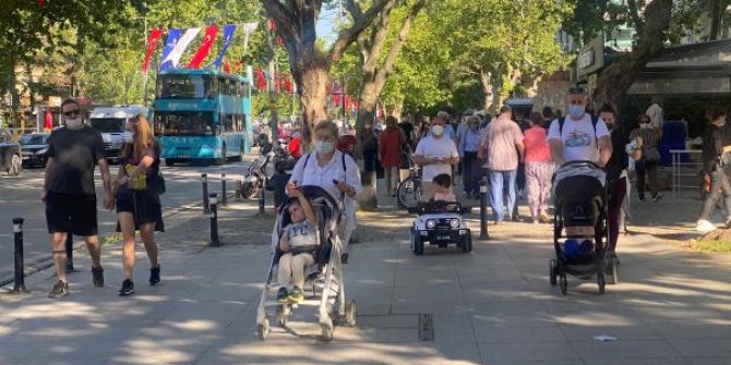 Kadıköy'de cadde ve sahiller doldu taştı