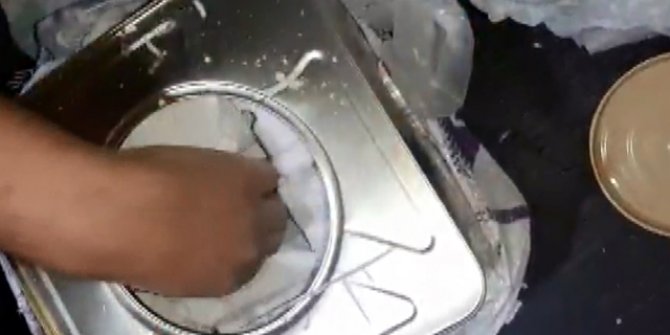 Kaçak telefonları, otobüs bagajındaki peynir tenekesine gizlemişler