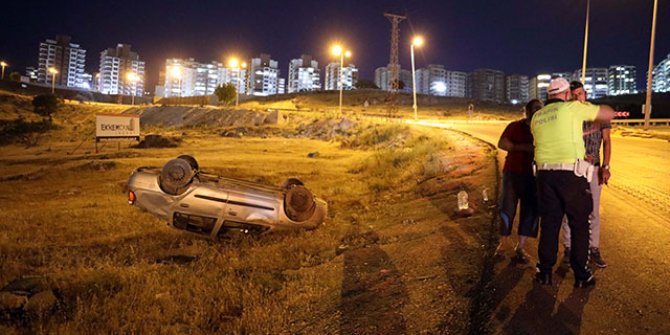 Takla atan otomobildeki 4 kişi yaralandı