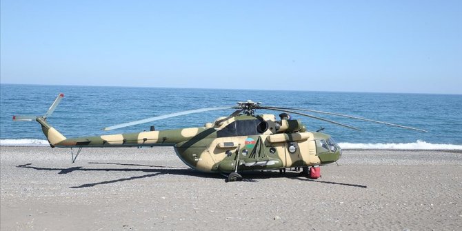 Giresun'da sahile zorunlu iniş yapan Azerbaycan'a ait askeri helikopterdeki arıza giderilmeye çalışılıyor