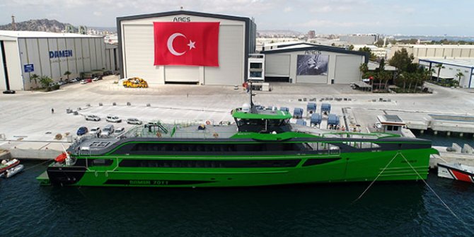 Süper lüks yatta yeni rekor 74 metre