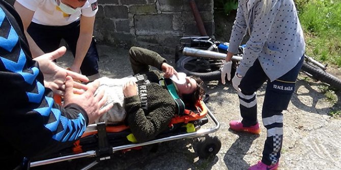 Kaza yaptı, ambulansa bindirilirken sevdiği kızın fotoğrafını öptü 