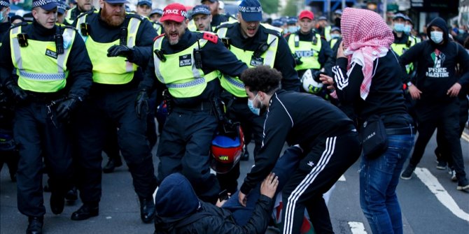 İngiltere'de Filistin'e destek için toplanan göstericilere polis müdahale etti