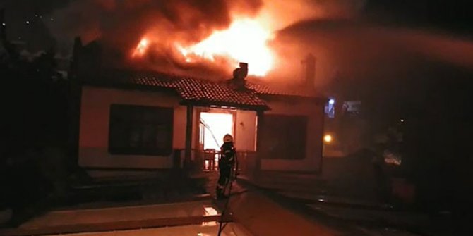 Amasya'da otel olarak kullanılan tarihi konak alev alev yandı