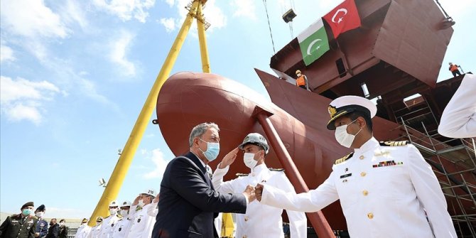 Akar beraberindeki TSK komuta kademesi ile MİLGEM korvetinin inşa çalışmalarını inceledi