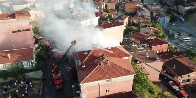 Üsküdar'da 3 katlı binanın çatısında yangın