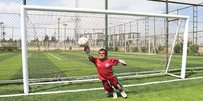 110 santimlik boyuyla kalecilik hayaline kavuştu