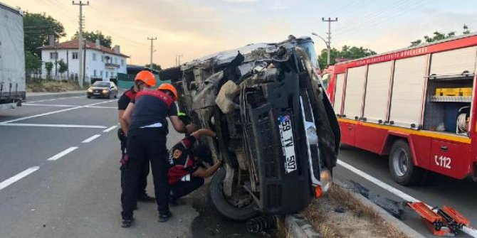 Kaçak göçmenleri taşıyan kamyonet, traktörle çarpıştı: 1 ölü, 2 yaralı