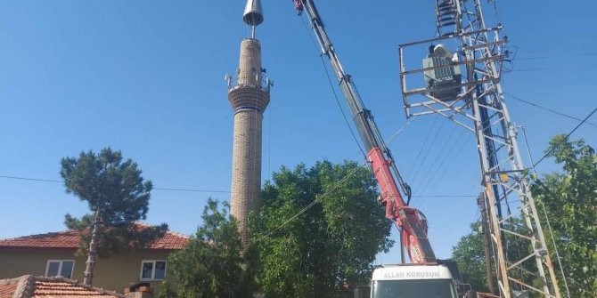 Fırtınada devrilen minare kubbesi yeniden takıldı