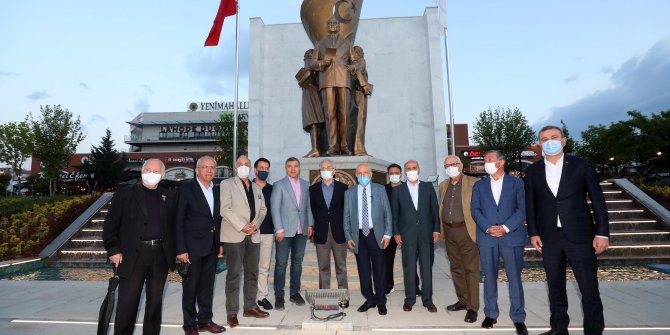 Başkan Fethi Yaşar, yenilenen meydanı inceledi