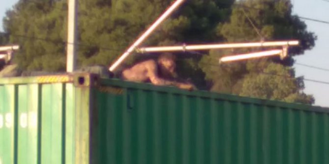 Manisa’da trenin üzerinde fotoğraf çektirmek isterken akıma kapıldı