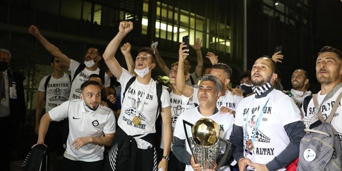 Süper Lig'e yükselen Altay'ı İzmir'de taraftarlar karşıladı