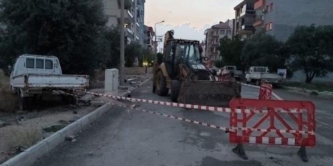 Top oynarken devrilen elektrik direğinin altında kalan çocuk öldü