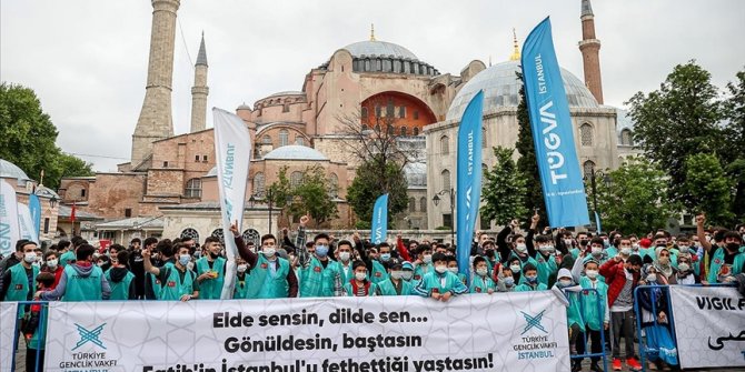 TÜGVA sabah namazının ardından Ayasofya-i Kebir Camii önünde İstanbul'un fethi programı düzenledi