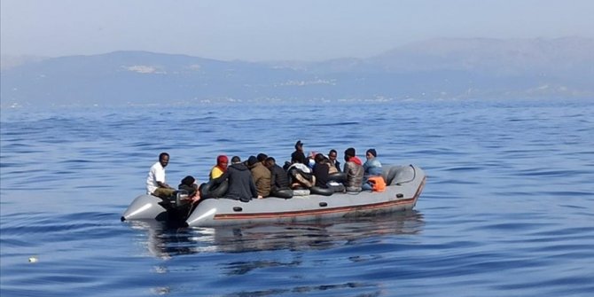 İzmir açıklarında Türk kara sularına itilen 24 sığınmacı kurtarıldı