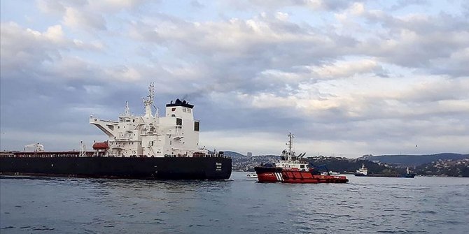 İstanbul Boğazı'nda makine arızası nedeniyle sürüklenen tankere müdahale edildi
