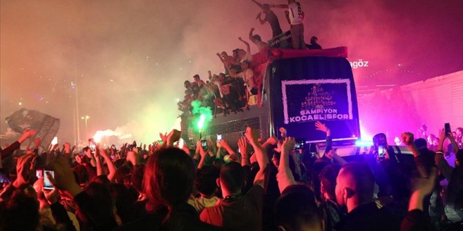 TFF 1. Lig'e yükselen Kocaelispor'u kentte taraftarlar karşıladı