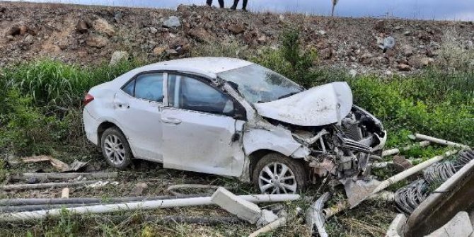 Tarlaya uçan otomobilin sürücüsü Başhekim, yaralandı