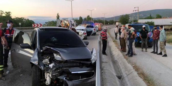 Yol kenarında tartışan Ürdünlülerin otomobiline başka otomobil çarptı: 6 yaralı