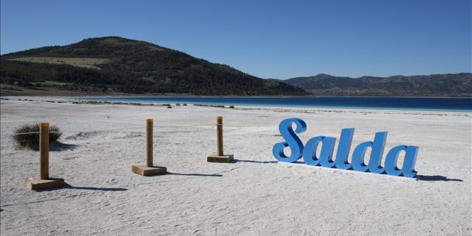 Çevre ve Şehircilik Bakanlığından, Salda Gölü kıyısındaki renk değişikliği iddialarına ilişkin açıklama
