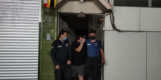 Kısıtlamada polisi görünce kendilerini büfeye kilitlediler