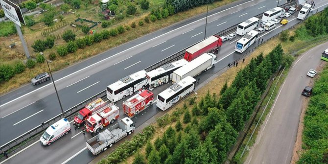 Anadolu Otoyolu'nun Kocaeli kesiminde 21 aracın karıştığı zincirleme trafik kazası: 20 yaralı