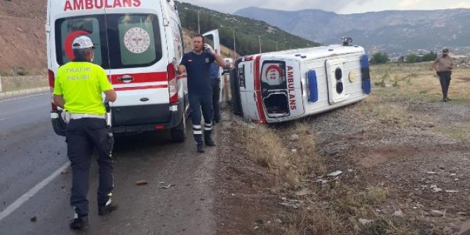 Denizli'de ambulans devrildi: 4 yaralı