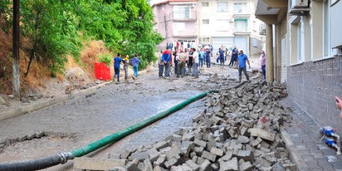 Manisa'da sağanak yağış hayatı olumsuz etkiledi