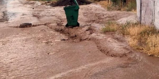 Turgutlu'da sağanak su baskınlarına neden oldu