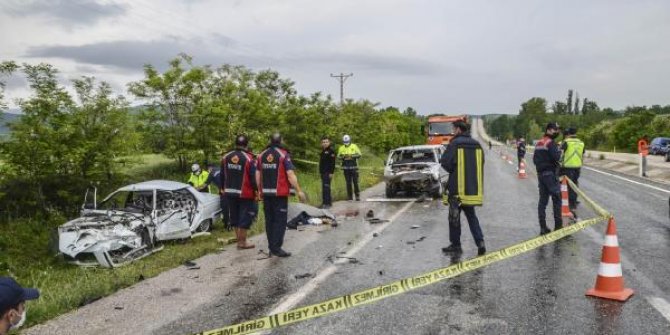 Kastamonu'da 2 otomobil çarpıştı: 2 ölü, 1 yaralı