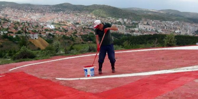 Yozgatlı emekli, solan Türk bayrağının boyasını yeniliyor