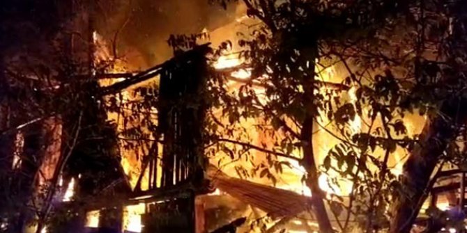Mudurnu'da iki katlı ahşap ev alev alev yandı