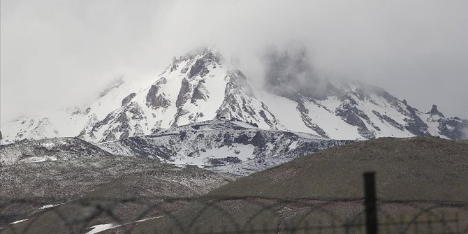 Erciyes'in yüksek kesimlerine kar yağdı