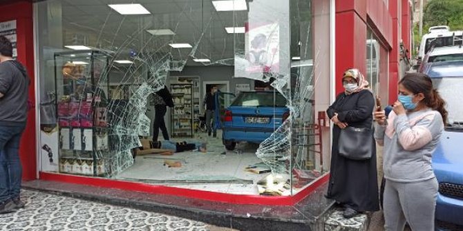 Kontrolden çıkan otomobil iş yerine daldı; karı- kocanın yaralandığı kaza kamerada