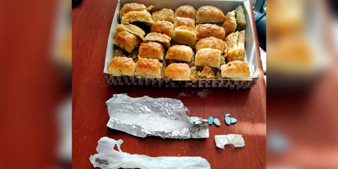 Uyuşturucuları kutudaki baklavaların arasına gizlemiş 