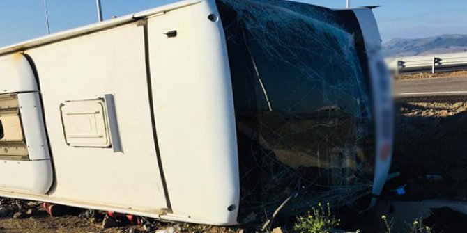 Aksaray'da lastiği patlayan yolcu otobüsü devrildi: 3 yaralı