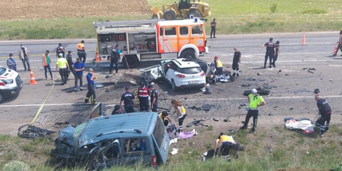 Sivas'ta hafif ticari araç ile otomobil çarpıştı: 9 ölü