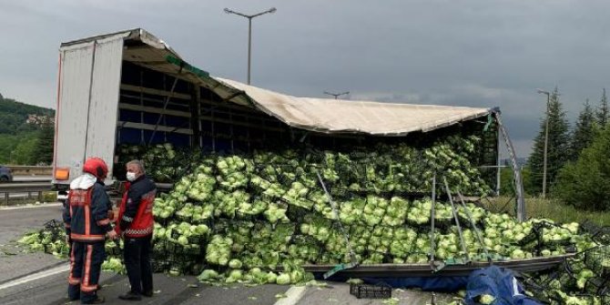 Lastiği patlayan TIR'daki marullar etrafa saçıldı, otoyolda uzun kuyruk oluştu