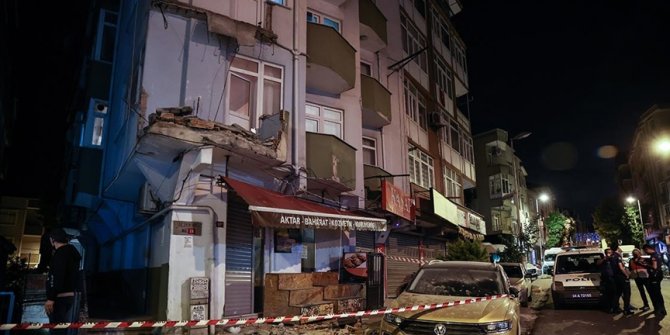 Avcılar'da bir apartmanın balkonu çöktü