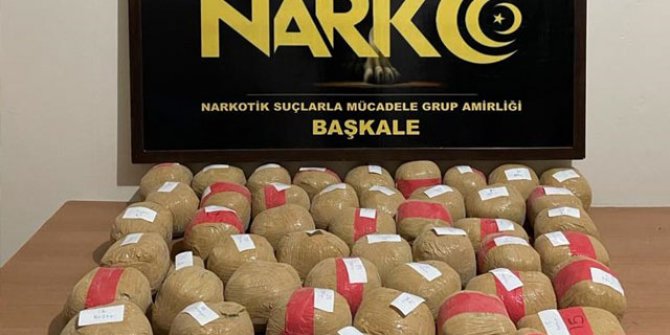Van'da, yol kenarındaki 2 çuvalda 52 kilo eroin ele geçirildi