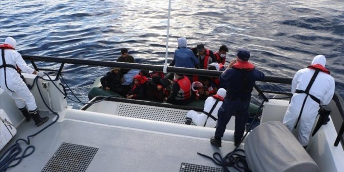 Çanakkale açıklarında Türk kara sularına itilen 17 düzensiz göçmen kurtarıldı