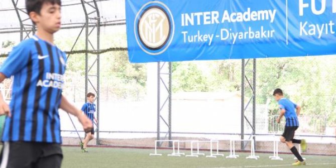 Diyarbakır'da yetişen futbolcular, yurt dışı kamplarına götürülecek