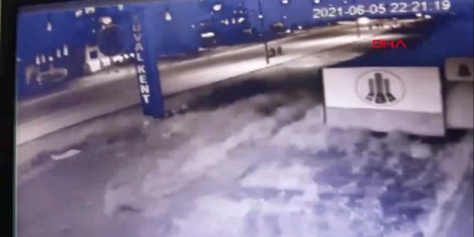 Kaldırımdaki anne- kıza kamyonet çarptı; şans eseri kurtulan kadın yardıma koştu