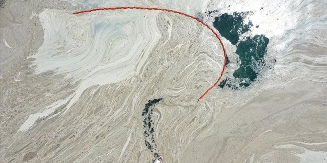Caddebostan Sahili'nde müsilaj temizliğine başlandı