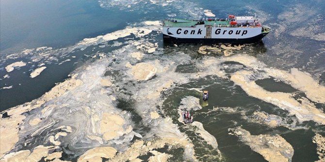 İzmit Körfezi'nde müsilaj temizleme çalışmaları sürüyor