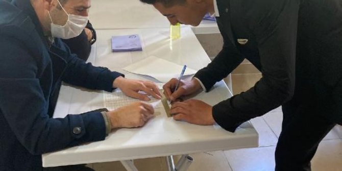 18 yaşında mahalle muhtarı seçildi