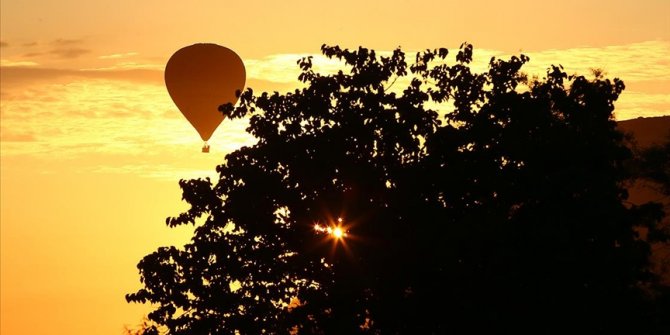 Kapadokya'da sıcak hava balonlarının görsel şöleni