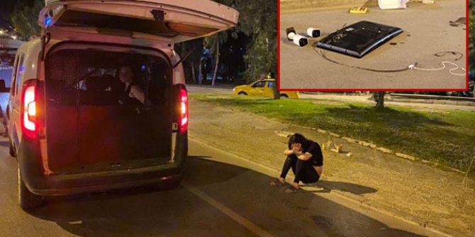 Hırsızlık şüphelileri kovalamacayla yakalandı; çaldıkları televizyonu yere attılar