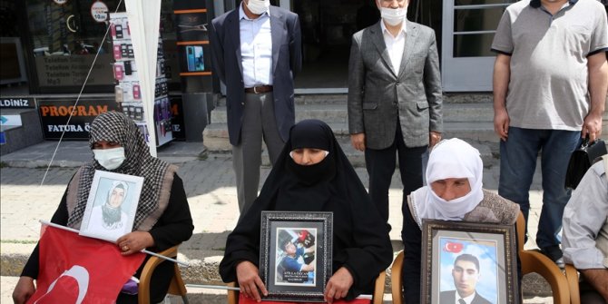 Muş'ta çocukları dağa kaçırılan aileler HDP binası önünde oturma eylemi yaptı